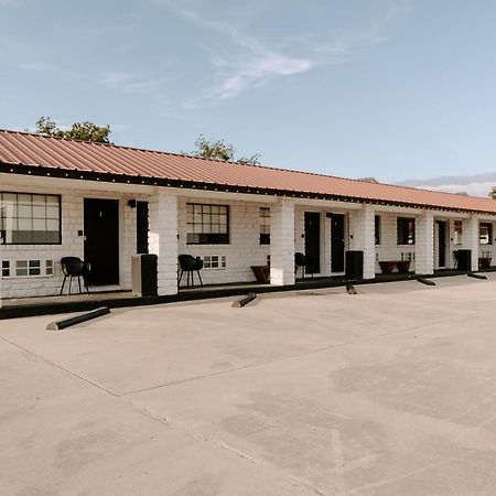 The Cowboy Motel Camp Wood Luaran gambar